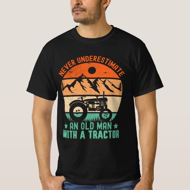 Einen alten Mann mit einem Traktor T-Sh nie unters T-Shirt (Vorderseite)