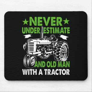 Einen alten Mann mit einem Traktor unterschätzen Mousepad