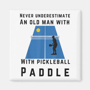 Einen alten Mann mit Pickleball-Schläger unterschä Magnet