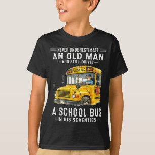 Einen alten Mann unterschätzen, der einen Schulbus T-Shirt