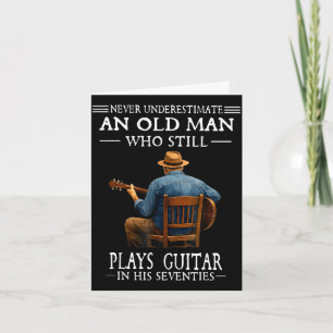 Einen alten Mann unterschätzen, der Gitarre spielt Karte