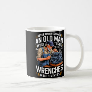 Einen alten Mann unterschätzen, der Schraubenschlü Kaffeetasse
