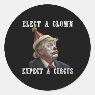 Einen Clown wählen, der von einem Zirkuszaun gegen Runder Aufkleber