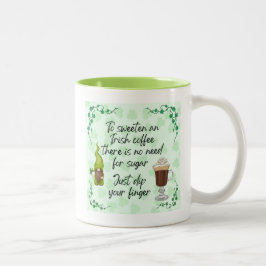 Einen irischen Kaffee süßen. Zweifarbige Tasse
