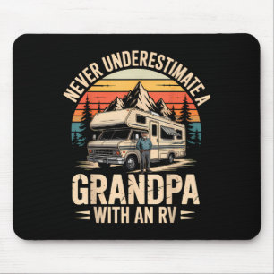 Einen Opa mit einem Wohnmobil-Camping-Camper unter Mousepad