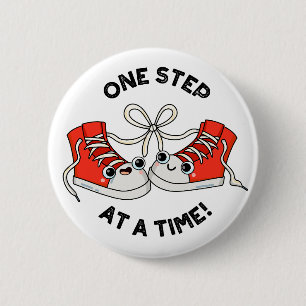 Einen Schritt nach dem anderen Lustiger Sneaker-Wo Button