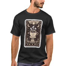 einen schwarzen T - Shirt mit Tarokarte.