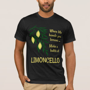 Einen Stapel Limoncello Lemon Lemon Likör erstelle T-Shirt