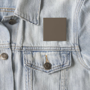 Einen stilvollen Wohnraum mit brauner Wand schaffe Button