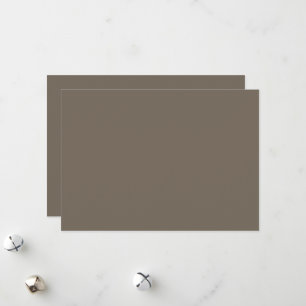 Einen stilvollen Wohnraum mit brauner Wand schaffe Feiertagskarte