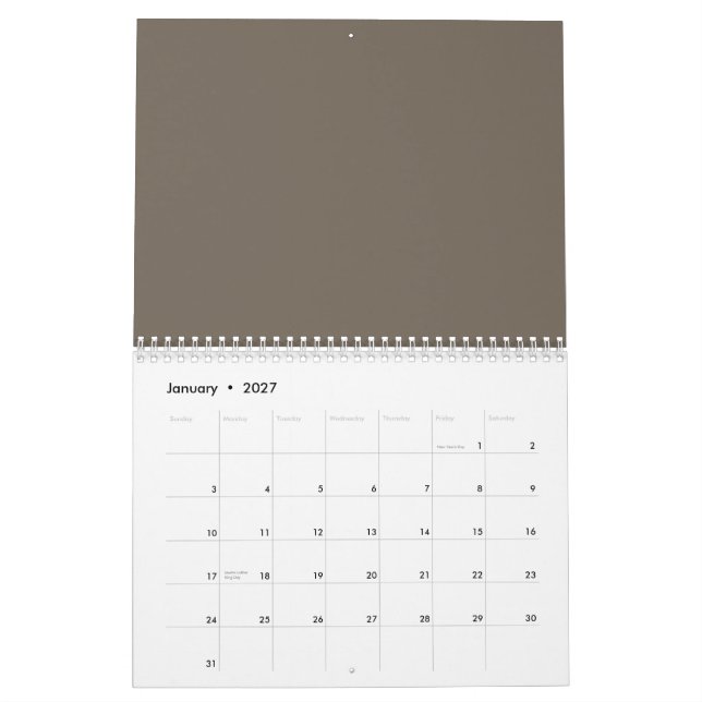 Einen stilvollen Wohnraum mit brauner Wand schaffe Kalender (Jan 2027)