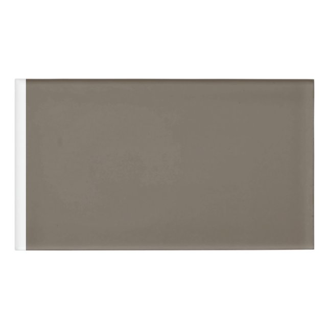 Einen stilvollen Wohnraum mit brauner Wand schaffe Namenschild (Vorderseite)