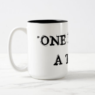 "einen Tag nach dem anderen" Zweifarbige Tasse