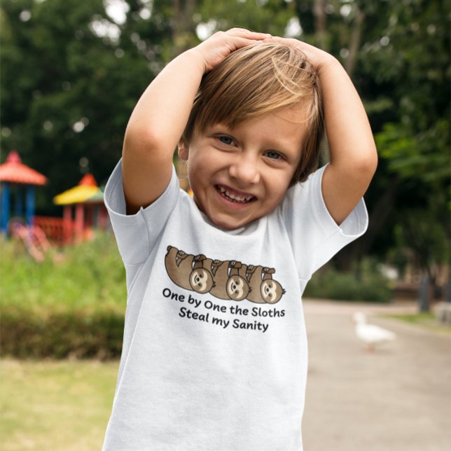 Einer nach dem anderen stehlen die Schläger meinen T-Shirt (Von Creator hochgeladen)