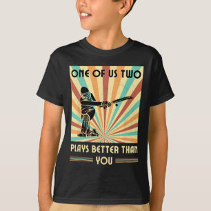 Einer von uns beiden spielt besser Cricket als du T-Shirt