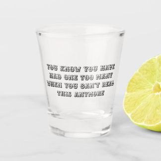 Einer zu viel - Schnapsglas