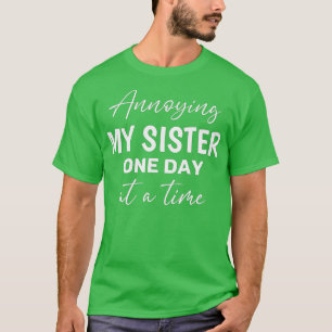 Eines Tages ärgerte ich meine Schwester, während i T-Shirt