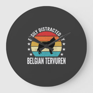 Einfach abgelenkt durch belgischen Tervuren-Hund Große Wanduhr