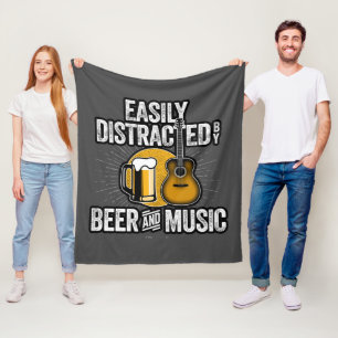 Einfach abgelenkt durch Bier und Musik Fleecedecke