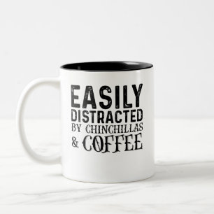 Einfach abgelenkt durch Chinchillas und Kaffee Zweifarbige Tasse