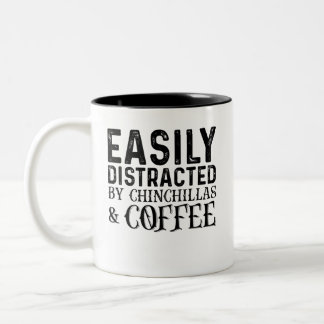 Einfach abgelenkt durch Chinchillas und Kaffee Zweifarbige Tasse