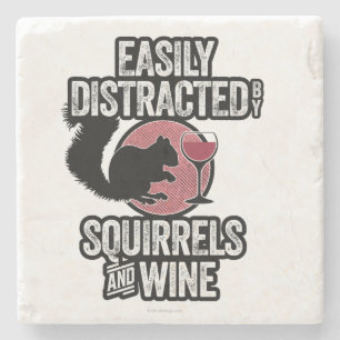 Einfach abgelenkt durch Eichhörnchen und Wein Steinuntersetzer