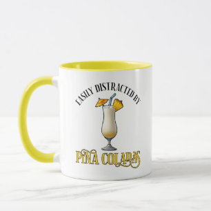 Einfach abgelenkt durch Pina Coladas Tasse