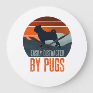 Einfach abgelenkt durch Pugs Gassi gehen Große Wanduhr