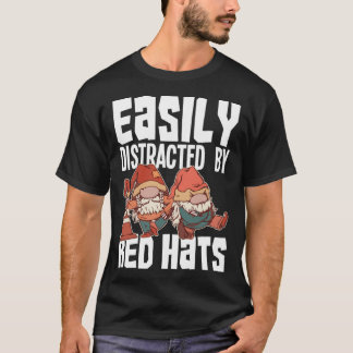 Einfach abgelenkt durch rote Hüte Gartenzwerge Zwe T-Shirt