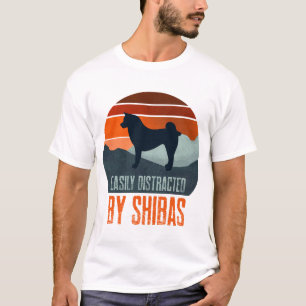 Einfach abgelenkt durch Shibas beim Spazierengehen T-Shirt