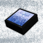 Einfach blaugegossenes Metall und Glitzer Monogram Erinnerungskiste<br><div class="desc">Mit dieser Schmuckbox (Geschenkboxen) aus Holz, die speziell für Frauen entwickelt wurde, die eine Touch der Eleganz schätzen, bewahren Sie Ihre Schätze stilvoll. Der blau gebürstete Metallhintergrund in Verbindung mit Glitzer-Akzenten schafft einen atemberaubenden Kontrast und macht diese Box funktionell und modern. Personalisieren Sie es mit Ihrem Monogramm-Namen und initialen für...</div>
