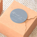 Einfach Elegant Vielen Dank Hochzeit Dusty Blue Runder Aufkleber<br><div class="desc">Diese einfache Kalligraphie danke Ihnen Aufkleber mit dem Braut und Bräutigam Namen zusammen mit Datum.</div>