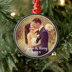 Einfach Elegant Wedding Foto White Script Monogram Ornament Aus Metall