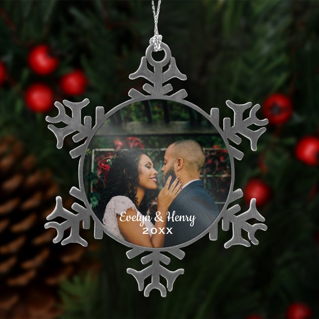 Einfach Elegant Wedding Foto White Script Monogram Schneeflocken Zinn-Ornament (Von Creator hochgeladen)