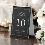 Einfach elegante Hochzeitsstimmung in Tischnummer Tischaufsteller<br><div class="desc">Ein schlichtes, elegantes Tischnummer-Design in klassischem Schwarz mit weißem Text. Die leicht zu bedienende Textvorlage hat die Tischnummer, die Namen der Braut und des Bräutigams und das Hochzeitstermin. Um für jede Ihrer Tabellen ein Tischnummer-Zeichen zu erstellen, bearbeiten Sie die Tischnummer mit den Namen und dem Datum und fügen Sie dann...</div>