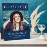 Einfach eleganter Graduate Navy Foto Abschluss Fotoplatte<br><div class="desc">Feiern Sie Ihren Absolvent mit dieser schönen Foto Abschluss-Plakette im Stil. Das einfache,  moderne und elegante Design mit individuellem Text und einem Senior-Portrait Ihres schönen Abschlusses. Das minimalistische marineblau-weiße Farbschema kann geändert werden. Es ist ein wunderbarer Sake,  der in Ihrer Zuhause angezeigt werden kann.</div>