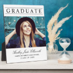 Einfach eleganter Graduate White Foto Abschluss Fotoplatte<br><div class="desc">Feiern Sie Ihren Absolvent mit dieser schönen Foto Abschluss-Plakette im Stil. Das einfache,  moderne und elegante Design mit individuellem Text und einem Senior-Portrait Ihres schönen Abschlusses. Das minimalistische Schwarz-Weiß-Farbschema kann geändert werden. Es ist ein wunderbarer Sake,  der in Ihrer Zuhause angezeigt werden kann.</div>