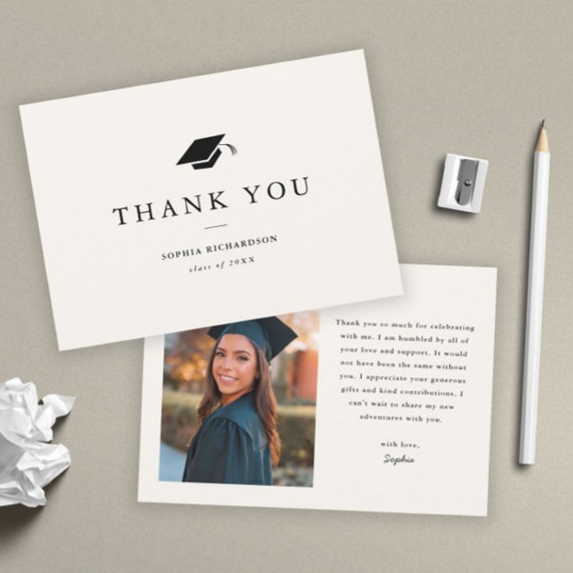 Einfach klassischer Abschluss mit Schwarz und Weiß Dankeskarte (Simple black and white graduation photo thank you card.)