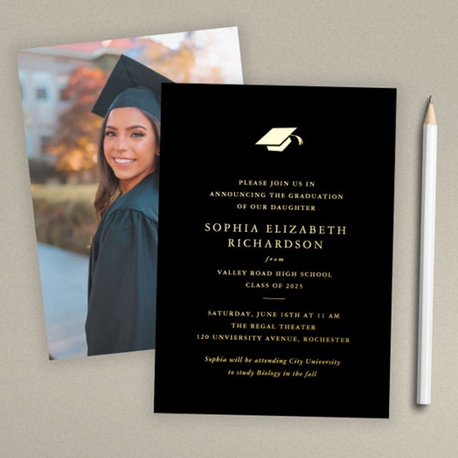 Einfach klassischer Abschluss mit Schwarz und Weiß Folieneinladung (Simple black and gold foil photo graduation announcement invitation.)