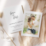 Einfach klassisches Schwarz und Weiß | Hochzeit Save The Date<br><div class="desc">Eine klassische Hochzeitsankündigung in Schwarz-Weiß-Foto Save the Date. Diese Save the Date-Karte verfügt über einen eleganten Skripttext mit einem einfachen Schwarzweißmotiv und einem Foto auf der Rückseite. Passen Sie den Text mit allen Details für Ihren besonderen Tag an.</div>