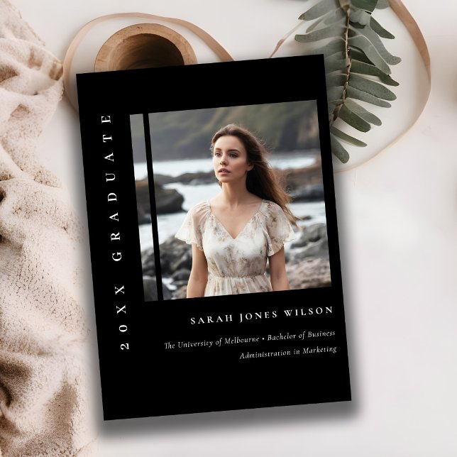 Einfach kleiner Schwarz/Weiß-Foto-Abschluss Ankündigung (Von Creator hochgeladen)