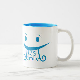 Einfach lustige Schriftart lächeln Zweifarbige Tasse