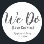 Einfach machen wir Liebe Cookies Gastgeschenk Hoch Runder Aufkleber<br><div class="desc">Einfach machen wir Liebe Cookies Gastgeschenk Hochzeit Leckerei Klassischer Rundaufkleber</div>