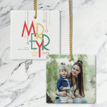 Einfach Merry Foto Rot Gelb Keramikornament<br><div class="desc">Diese 2, 75" x 2, 75" quadratischen Keramiken verzieren das Wort "Merry" in einem Vintagen Deko Schriftart mit modernen minimalistischen Ornamenten. Geben Sie Ihren Namen und das Jahr ein.</div>