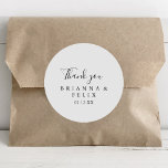 Einfach Minimalistisch Dankeschön Gastgeschenk Hoc Runder Aufkleber<br><div class="desc">Dieses schlichte minimalistische Dankeschön an die Gastgeschenk Hochzeit klassischer Rundaufkleber ist perfekt für eine moderne Hochzeit. Das einfache und elegante Design zeichnet sich durch klassische und extravagante Schriftzeichen in Schwarz und Weiß aus. Machen Sie den Aufkleber mit Ihren eigenen Namen, der Veranstaltung (falls zutreffend) und dem Datum versehen. Diese Aufkleber...</div>