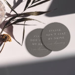 Einfach Minimalistisch Nimm meinen Drink nicht, ic Runder Pappuntersetzer<br><div class="desc">Das Design besticht durch einen handgeschriebenen Schriftart und modernes minimalistisches Design. Für die Hochzeitskollektion "SERENA" konzipiert. Um den Text zu verschieben oder die Größe, den Schriftart oder die Farbe zu ändern, klicken Sie auf "Klicken Sie, um ihn weiter anzupassen". Klicken Sie auf den Link Sammlung auf dieser Seite, um alle...</div>