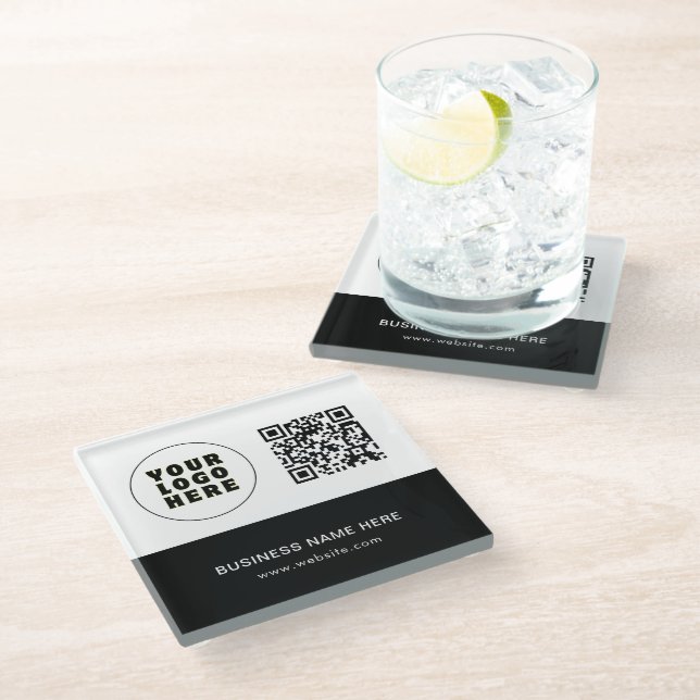 Einfach Minimalistischer Logo-Text und QR-Code Glasuntersetzer (Schrägansicht)