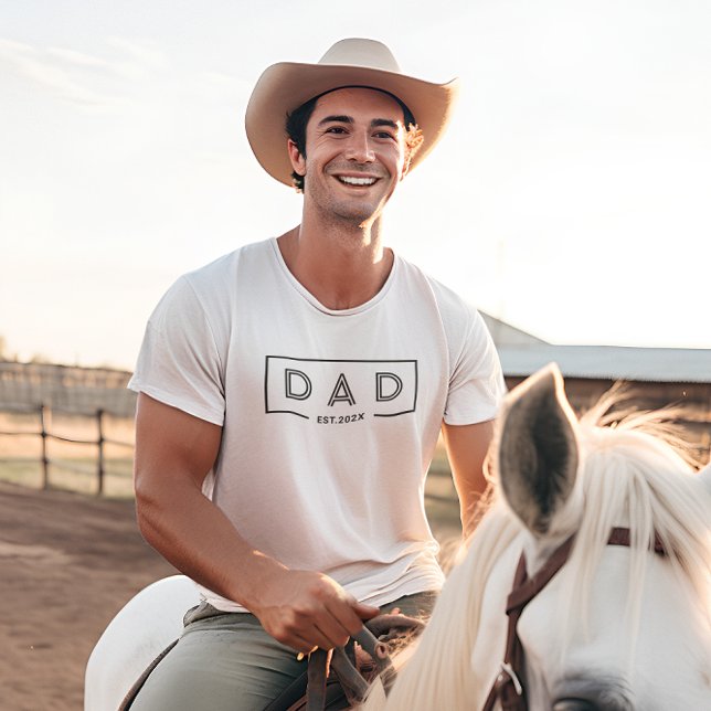 Einfach moderner Schwarzer Rahmen-Vater Est. 2024 T-Shirt (Von Creator hochgeladen)