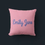 Einfach Niedlich Blau und Rosa Personalisiert Kissen<br><div class="desc">Dieses personalisierte Kissen mit rosa Hintergrund und einem kühnen Namen in spielerisch blauer Schrift verleiht dem Bett,  der Couch oder dem Lektüre einen besonderen Charme. Ob Kinderzimmer,  Studentendekoration oder ein nachdenkliches Geschenk - dieses Design verbindet Süße und Einfachheit in einem modernen,  gemütlichen Akzent.</div>