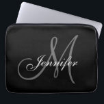 EINFACH, SCHWARZ, GRATIS IHR MONOGRAM IHREN NAMEN LAPTOPSCHUTZHÜLLE<br><div class="desc">EINFACH, SCHWARZ, GRAU UND WEISS ENTWICKELN SIE MIT IHREM MONOGRAMM UND IHREM NAMEN PERSÖNLICH. DESIGN VON ELKE CLARKE© FÜR MONOGRAM GALLERY. Ein stilvolles, zeitloses Design, das für alle Buchstaben des Alphabets funktioniert. Sie müssen unter Umständen "anpassen" auswählen, um die Position des Textes für verschiedene Initialen zu ändern. Ein geistliches, aber...</div>